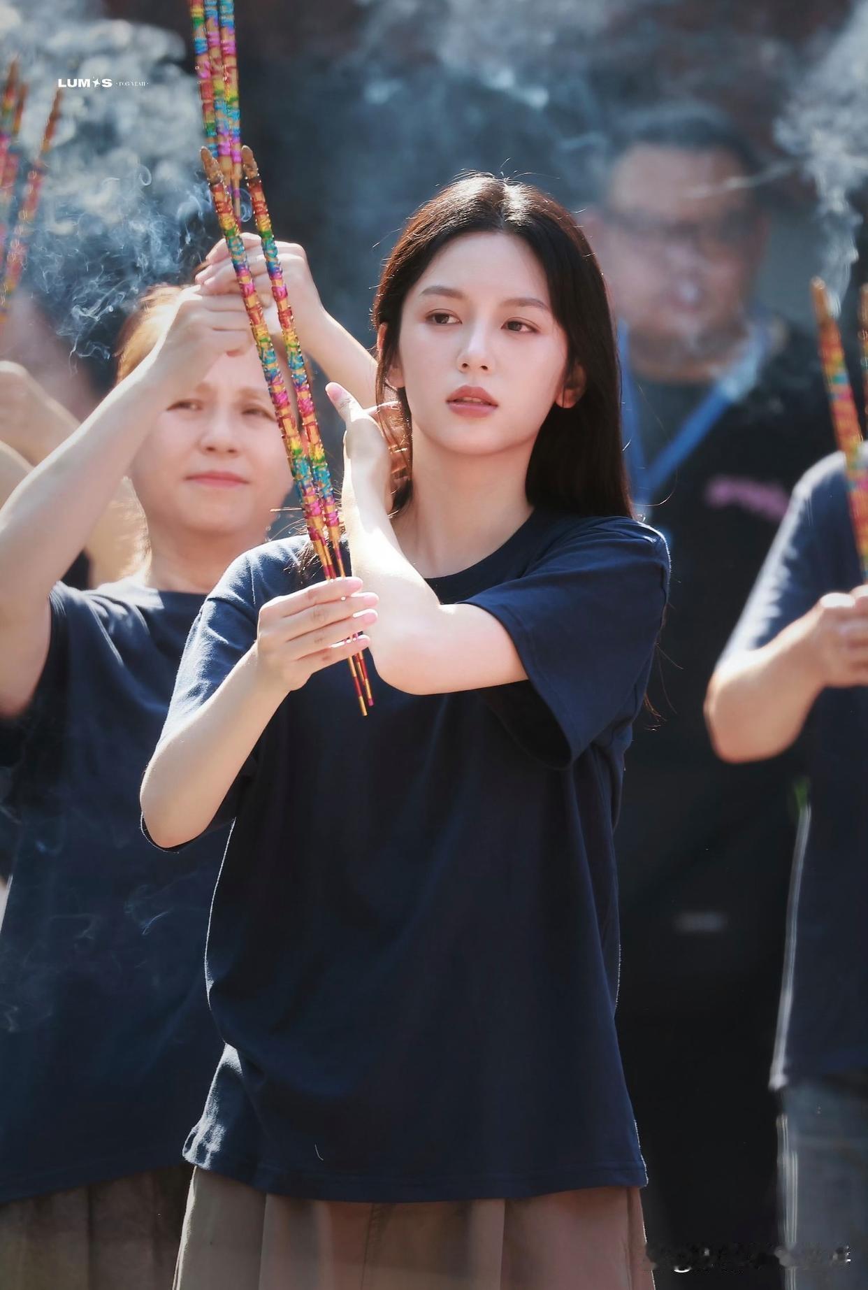 周也恋情曝光后第一次进组，好消息是资源没受影响，还能接到正经的现代偶像剧女主；坏消息是，开机现场的周也，看着颜值下滑了不少。提起周也，精致清冷的外形一直是她最大的优势，她能在娱乐圈闯出来，靠的就是人见人夸的美貌。她是公认的95后四小花之一，还有着新生代颜值担当的称号，不过从新剧《潮 ​