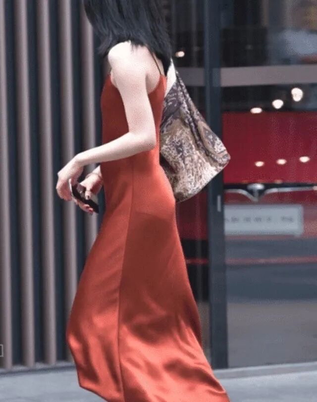 都喜欢这样的身材的女人 不穿内衣的松弛感 也是女人的追求