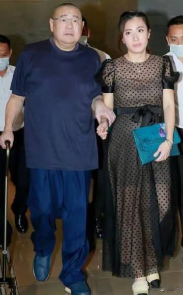 与甘比婚变真相大白，75岁刘銮雄近况曝光，难怪吕丽君频抛头露面