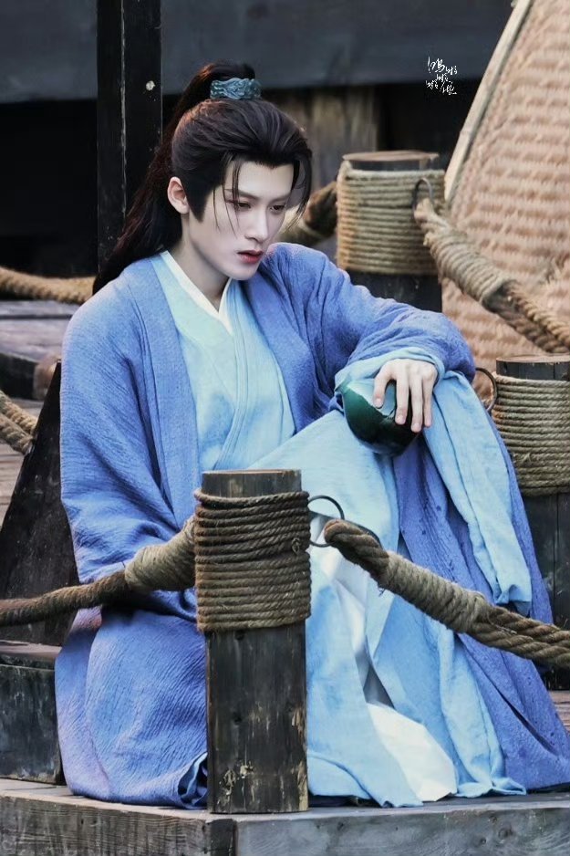 很多古装大女主遇险总能冷静反击自带光环，而谭松韵塑造的许兰香却完全不一样，遇事没有金手指加持，直面危机时会流露出普通人发自心底的恐惧感。
 
这份害怕不是懦弱，是绝境里最真实的求生本能，谭松韵细腻的演绎，让角色鲜活立体，观众追剧的时候都