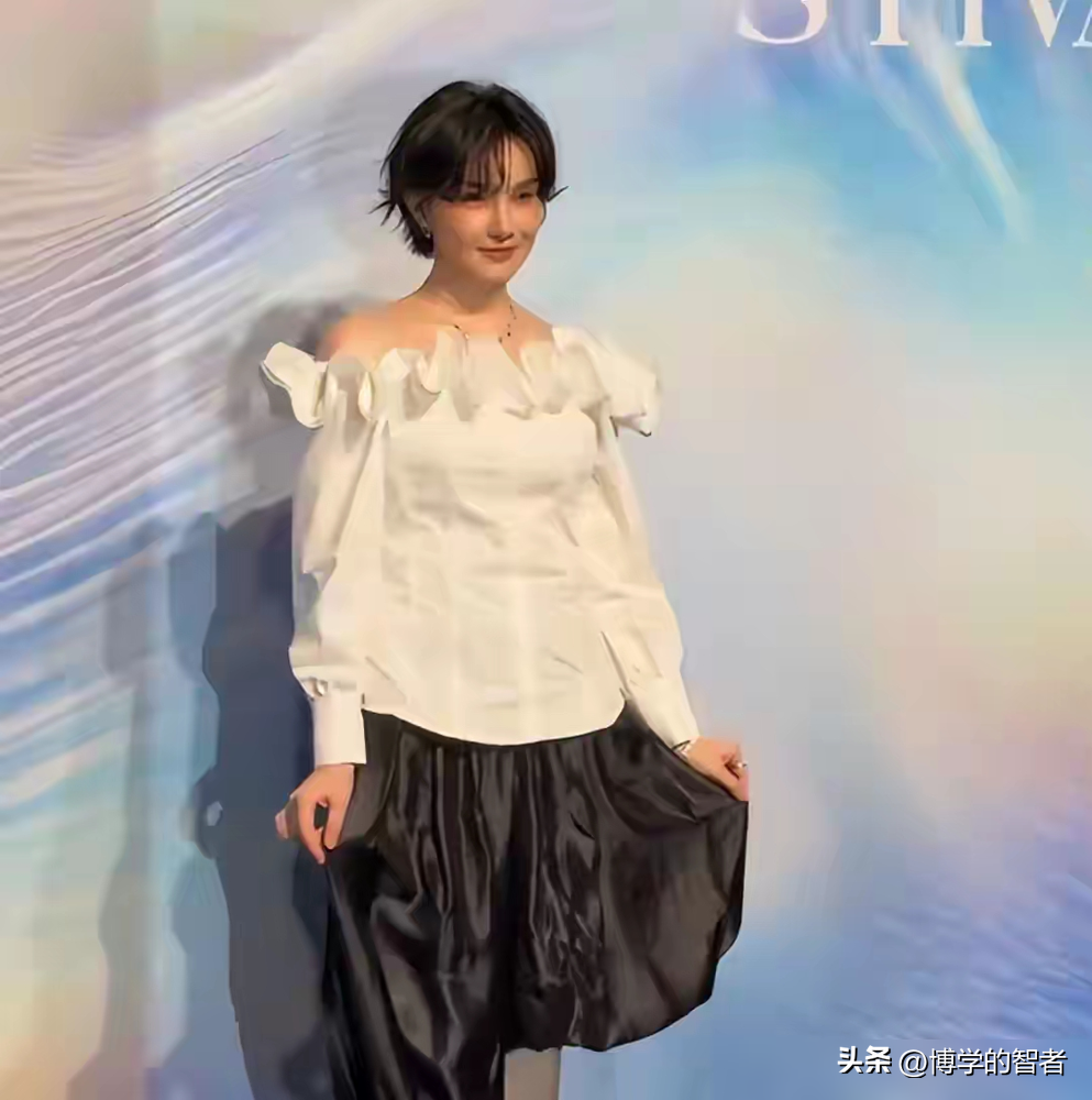 陈小纭这张脸，在时装周生图里直接笑不动了。
10月12日上海，37岁的她露面，苹果肌鼓得发亮，表情紧绷到像戴了层壳，网友刷屏认不出，还有人说撞脸姚安娜。这不是她第一次被盯上脸，早前她上综艺自己抖过底：为了把脸弄窄，整骨整了近十次，每次都疼到边哭边弄。
一边是红毯上精致的僵硬，一边是镜头前亲口承认