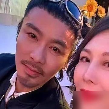 蔡少芬张晋在首尔夜市被拍到了，三个孩子跟在后面，拎着打包盒，没助理没保镖。
这俩刚录完《妻子的浪漫旅行》，转头就带娃飞韩国。路人说张晋全程牵着小的，蔡少芬在挑发卡，跟摊主砍价，跟普通夫妻没两样。
结婚18年，他俩有个规矩：吵架不过夜，谁先生气谁先喊停。张晋说过一句大实话，情绪上头时说的话，都是要