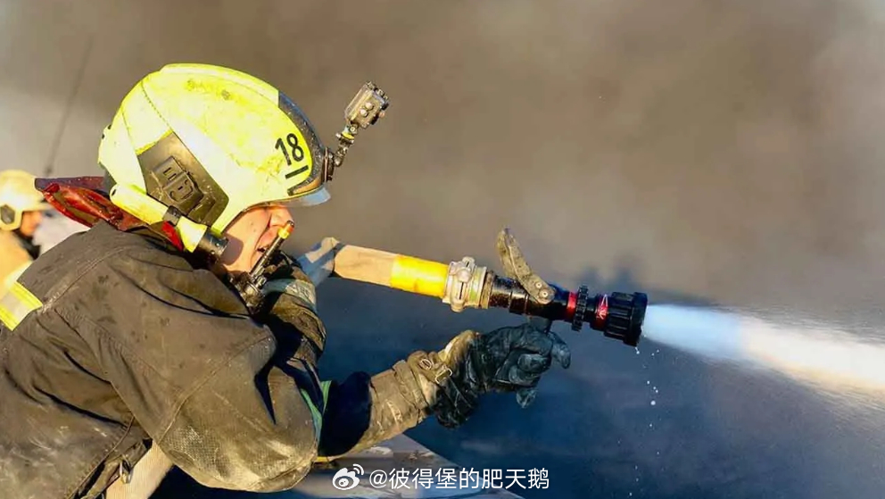 炸了、炸了、真的又炸了！乌克兰赫梅利尼茨基交通枢纽与德涅斯特河渡口遭到俄军打击
当地时间10 月 12 日夜间，俄罗斯武装力量对乌克兰控制领土纵深地带实施新一轮打击。其中一处打击目标位于赫梅利尼茨基州的新乌希察镇，两条重要运输补给干线从此地经过：罗马尼亚‑切尔诺夫策‑文尼察线路，以及摩尔 ​