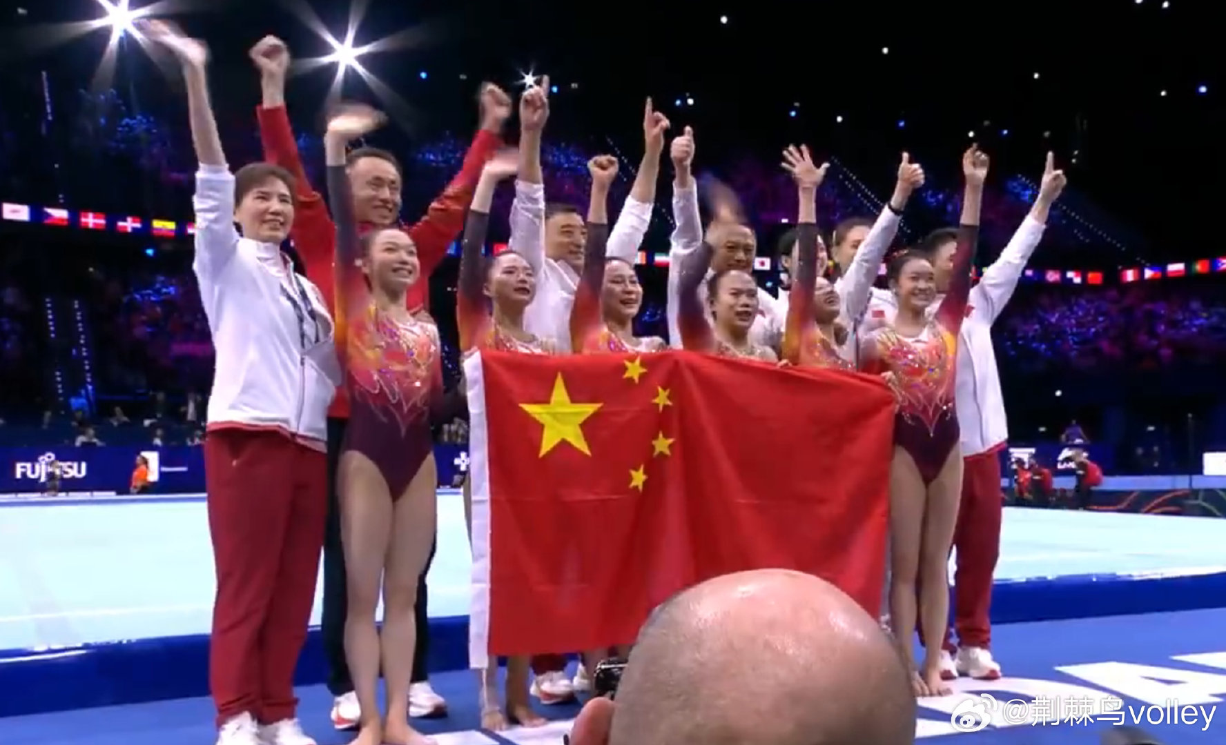 #中国体操女队世锦赛再夺金# 等了整整 20 年，中国体操女团再登世锦赛之巅，同时锁定洛杉矶奥运团体席位。荷兰鹿特丹的夜晚，注定写进中国体操女团的史册[点赞]。

#中国体操队时隔20年再夺世锦赛女团金牌# ​
