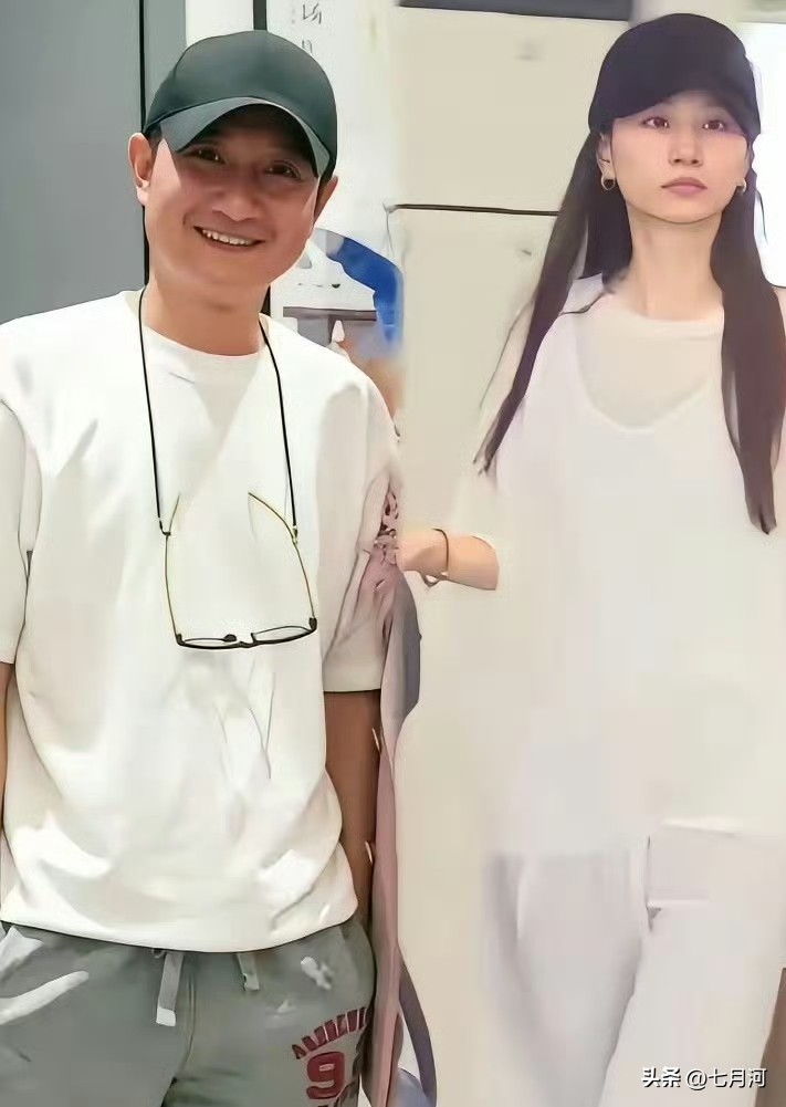 哈哈文章有女朋友了，两人演话剧结缘已经交往了三年了。文章这个朋友叫风莉，也是婚姻的失败者。没想到文章离开马伊琍后，混得也不差嘛 ​​​