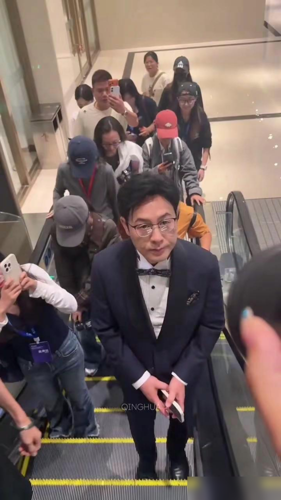 张颂文被网友偶遇，他先开口了：你们站外面干嘛，等我呢？ 得知粉丝确实在等他，他又招手让人往自己这边走。
有人送礼物，他当场退回。只留了一句话：钱给自己和家人花，信我收。
他说过，五十多亿人里走到你面前，是缘分。回个消息就几秒钟，人家把爱给你，你得接住。
不装，不端，不糊弄。
温柔不是人设，是