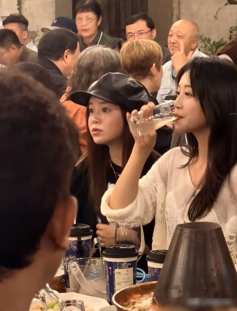 陈妍希这状态是吃了什么回春丹？乌镇戏剧节生图，黑卫衣配贝雷帽，站在小她7岁的蓝盈莹旁边，愣是没输半分。镜头怼脸，皮肤紧得能弹回来，哪像42岁的人。
评论区全在刷小龙女旧账，说她当年被造型坑惨了，如今反而活回去了。
可镜头外的事，比脸精彩多了。2026年8月30日她上综艺，头一回把离婚后的底牌全摊
