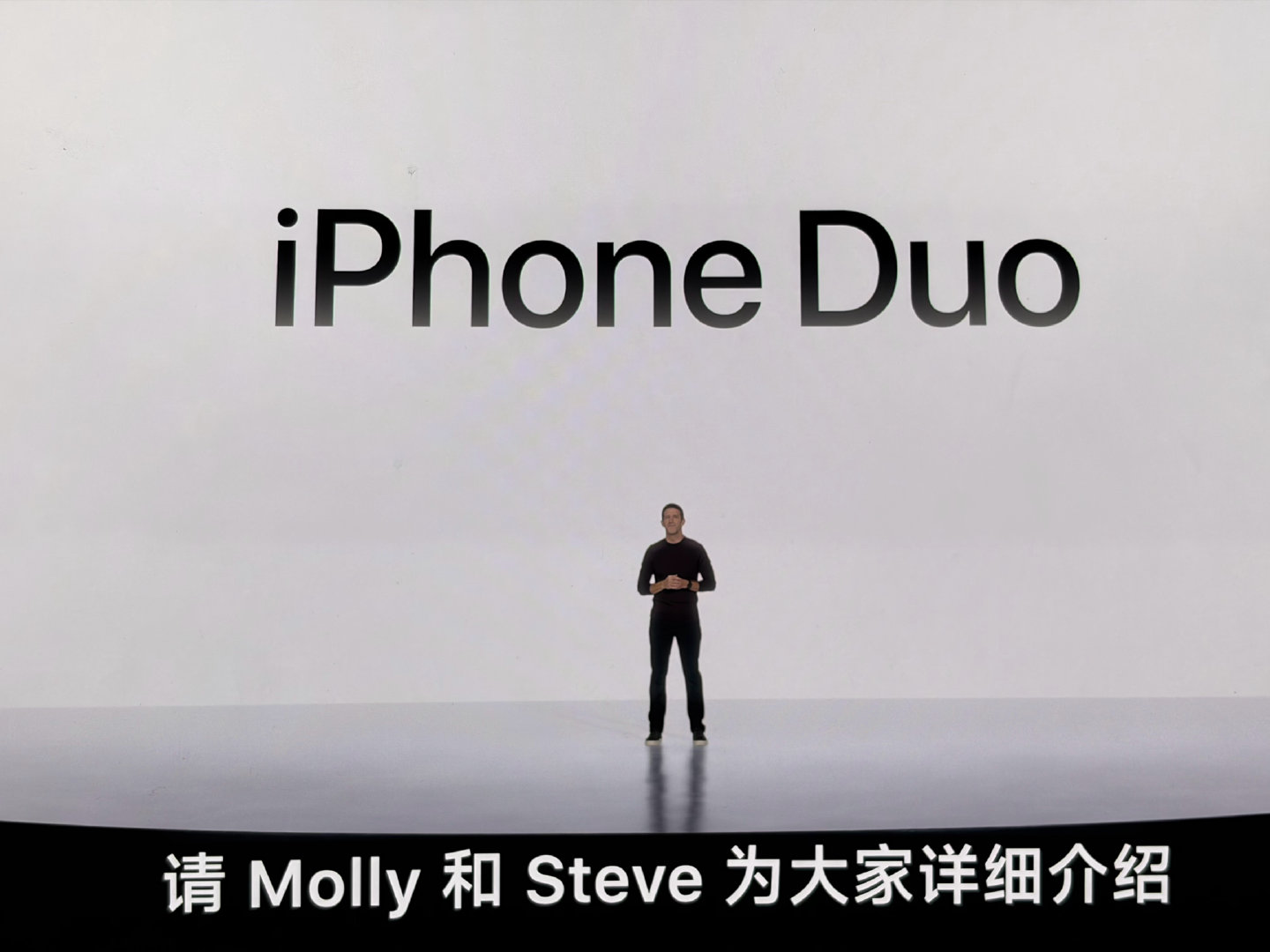 #苹果发布会#苹果折叠屏iPhone Duo来了！（发音：度哦）这个外屏跟小米18 Fold好像，都是超大R角不对称比例[哆啦A梦吃惊]不一样的是苹果针对折叠屏重新做了UI适配，信号、电量、时间和传统底部栏都挪到机身右侧，更方便外屏单手操作，星光色/白色两款配色 ​