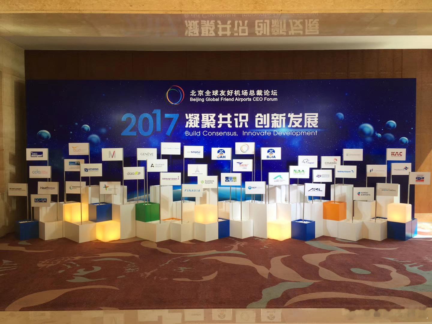 大约九年前，我买了两支入门级YONEX羽毛球拍，约Olivia女士一起打羽毛球。

Olivia女士开着那辆车牌尾号8787的奔驰GLC 300，载着我去了公司的羽毛球馆。

到了球馆，她发现我带的是羽毛做的羽毛球时，还有些惊讶。因为她在国外打球的时候，用的是塑料材质的羽毛球。

至于这场羽毛球“切磋”，实在乏善 ​