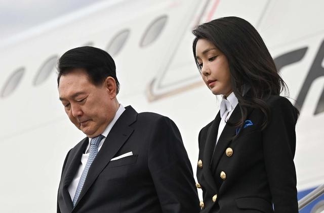 金建希在二审听证会上哀求无罪释放，声称自己无法影响尹锡悦的用人决策，成为第一夫人让她失去了一切

2026年9月9日，韩国前第一夫人金建希出席“收受财物并为请托事项提供帮助”案件的二审结案庭审。面对法庭，她情绪激动并一度落泪，否认自己利用总统配偶身份替人谋取职位和利益，称丈夫尹锡悦成为总统后，自己反