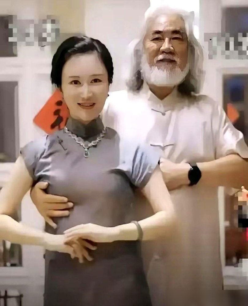 75岁张纪中晒了张照片，手放的位置直接让评论区炸了。
跟44岁的杜星霖搂着拍，手却搭在胸口，配文还写着“恩爱如初”。网友说，这不是秀恩爱，是公开处刑。
关键这老两口刚直播宣布，要拼第四胎。杜星霖原话是“孩子越生越聪明、越生越可爱”。今年4月，张纪中又把留了30年的白胡子剃了，染黑头发装小伙。