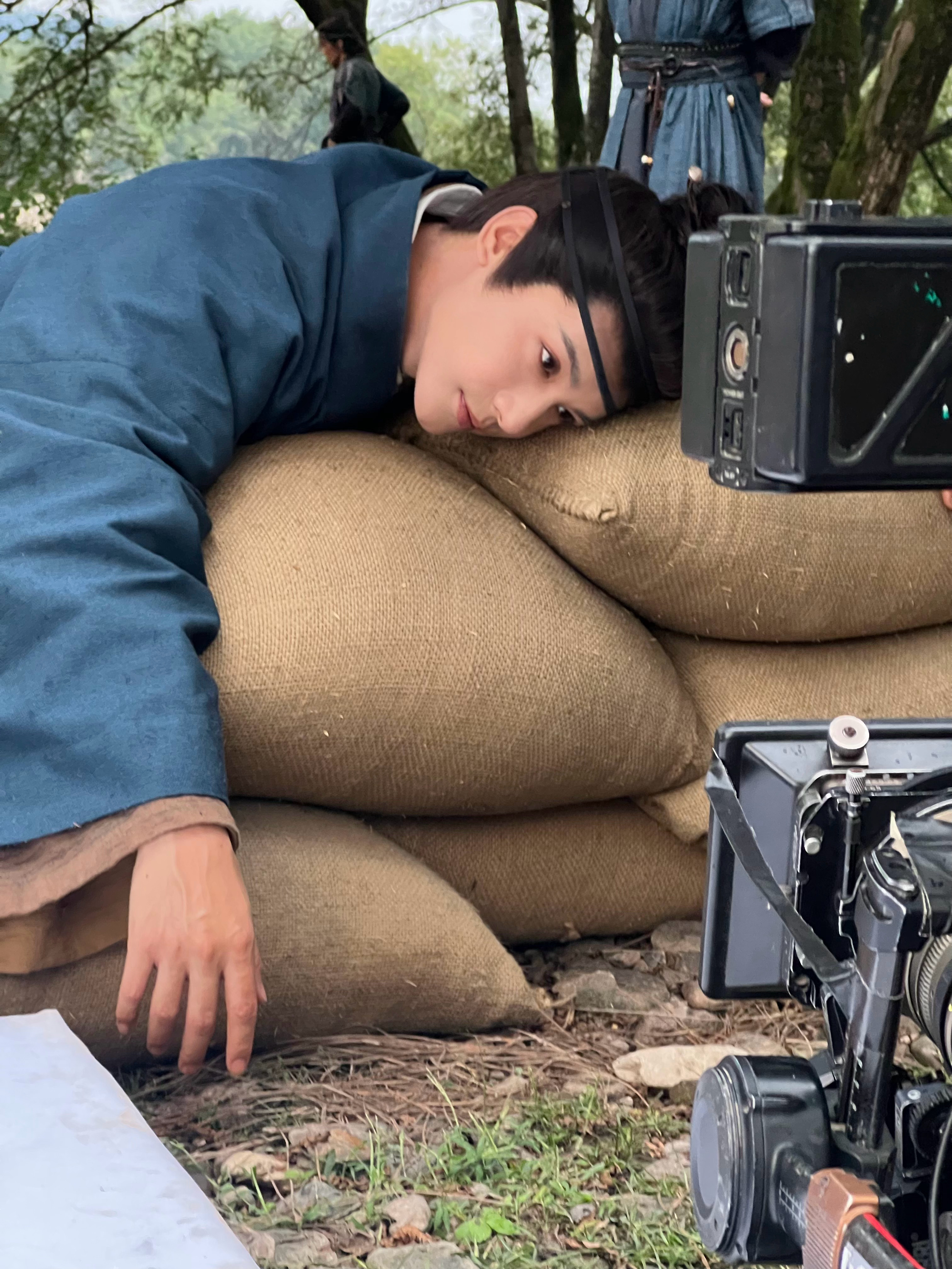#郑业成舒秀中# zyc#郑业成河东小镖师# 
你的出现，总让我忍不住感慨，人为什么不能永远活在奔赴线下的日子里。不用面对离别，永远停留在有你的世界。
你太过美好，美好到我找不到任何词语来形容。现实里的我平淡又循规蹈矩，日复一日重复着相同的生活。是你的到来，赋予我崭新的情绪，带给我无数意料 ​