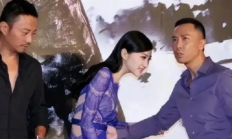2013年电影发布会上，甄子丹伸手要揽景甜的腰，景甜侧身躲开，张涵予眼神绝了。这张照片当年炒翻全网，现在再看，甄子丹是忍住没说什么。
 
散场后，甄子丹直接回了休息室。门关上，他扯了扯领口，对着镜子看了几秒，转身坐下。经纪人跟进来，递了瓶水。
 
“刚才……”经纪人开口。
 
“没事。”甄子丹拧开瓶