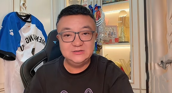 媒体人董路爆料，当年安东尼奥竞聘主教练职位时，向专家组成员保证会踢传控技术流足球。
董路向直播间的球迷表示，率领U23国足晋级亚运会四强的主教练安东尼奥，其实早在八年前竞聘主教练这个职位时，向面试的专家组成员信誓旦旦地表示，他会让这支球队踢出美丽漂亮的西班牙传控足球，走地面技术流。当时的专家组成员听到后非常满意，他们就是想要这样的教练，所以安东尼奥也顺利竞聘成功。
不过在后来，安东尼奥并没有像他说的那样，踢出美丽的传控足球。因为他发现球员并没有那个踢传控的水平。所以他干脆违背自己竞聘时的规划，开大脚打防守反击，也不追求场面好看。结果一路带领U23国足拿到U23亚洲杯亚军，亚运会男足四强。