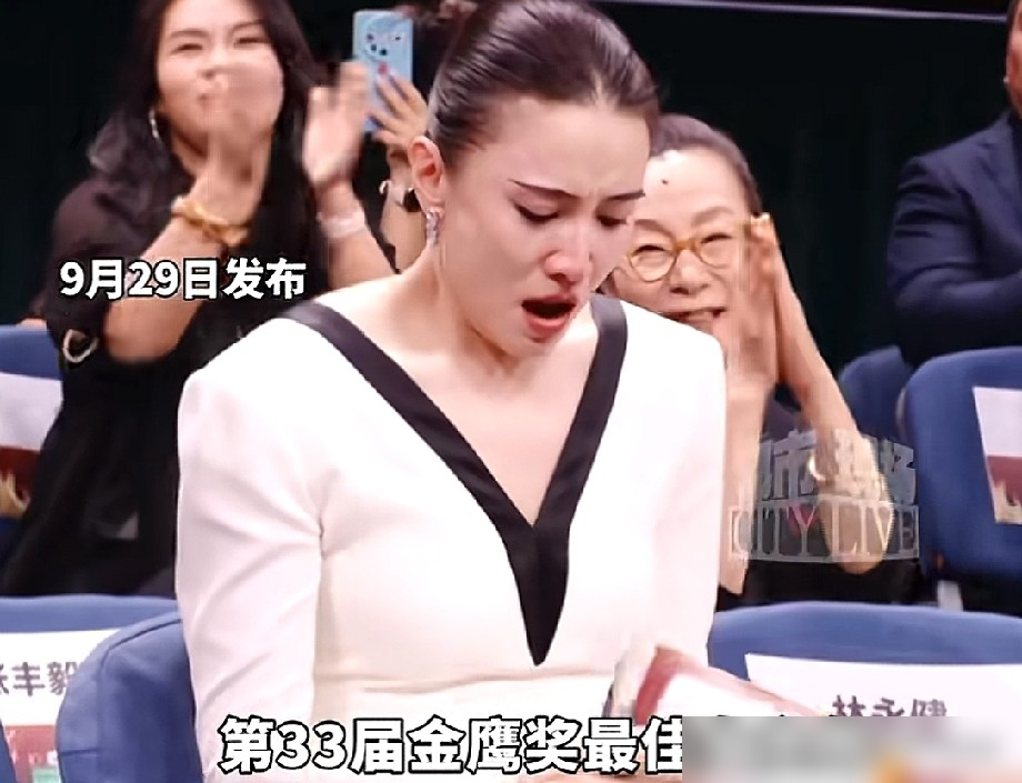 宋佳拿视后那晚，名单一念完，她坐那儿半天没动。深呼一口气，眼眶通红，表情像被人敲了一闷棍。闫妮杨紫吴越全围过去抱她，她才回过神。
上台第一句没谢导演没谢平台，先给同提名的几位鞠了一躬。原话：我们对角色的赤诚不分高下。
更狠的是朱亚文拿男配时，她在台下先哭了。两人2006年拍《闯关东》结的缘，快二