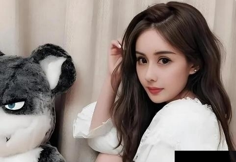 听听韦雪的人间清醒发言，有一男粉丝给韦雪说，每月给韦雪100万。韦雪说，你不用给我，你留着自己花吧，你给的出每月100万，你就不会来找我，你会去找20岁的小姑娘。韦雪说，我40岁了，生了三个孩子，大女儿16岁，小儿子7岁，我还有一个21岁的小男友。
虽然我的样子不像40岁，但是也像30岁吧，生了三个