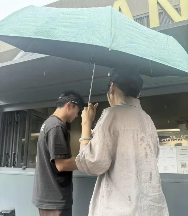 郑恺苗苗带三个娃到阿那亚度假，抽空牵手约会突遇大雨坐观光车，苗苗生完三胎穿条纹裙背影又高又瘦！网友：这状态哪像三个孩子的爸妈