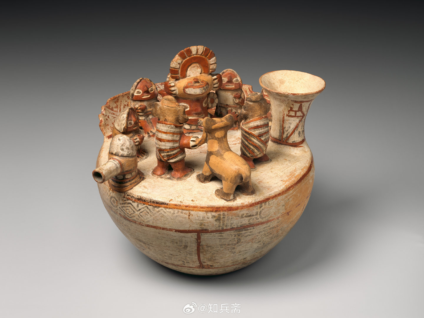 #容器# #文物# 
仪式情景陶容器，出自秘鲁，陶制彩绘，尺寸为21 × 22.9 × 21.6 cm，表现了一位酋长正在接受牲畜供物的情景，可能反映了一场包含献祭牲畜（驼类动物，比如羊驼）的环节的传统宴饮仪式时代为公元200年到公元700年，现藏于美国纽约大都会博物馆。 ​