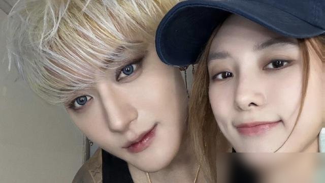 黄子韬徐艺洋孩子都两岁多了，全网愣是没一个人提前漏风。
求婚、婚礼阵仗闹那么大，到场明星不少，愣是没一个说漏嘴的。10月15号，徐艺洋晒海边一家三口背影，黄子韬转发来一句“希望我儿子健康长大”，直接官宣。
隔天直播更狠，徐艺洋亲自下场辟谣：就一个孩子，自己剖的，中国籍，以后就在国内上学。推迟两年
