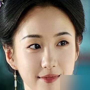 女主被群嘲，丫鬟出场5分钟弹幕炸了。
《兰香如故》收官，王宝强力捧的01年新人吴天琪，直接被观众贴了标签：没辨识度，记不住脸。山下学堂出来的，科班底子不差，可戏播完，大家愣是想不起她演了谁。
反倒是剧里一个丫鬟，镜头满打满算5分钟，弹幕全在问“这姑娘谁”。没背景没番位，硬是靠那点戏份把主角风头抢