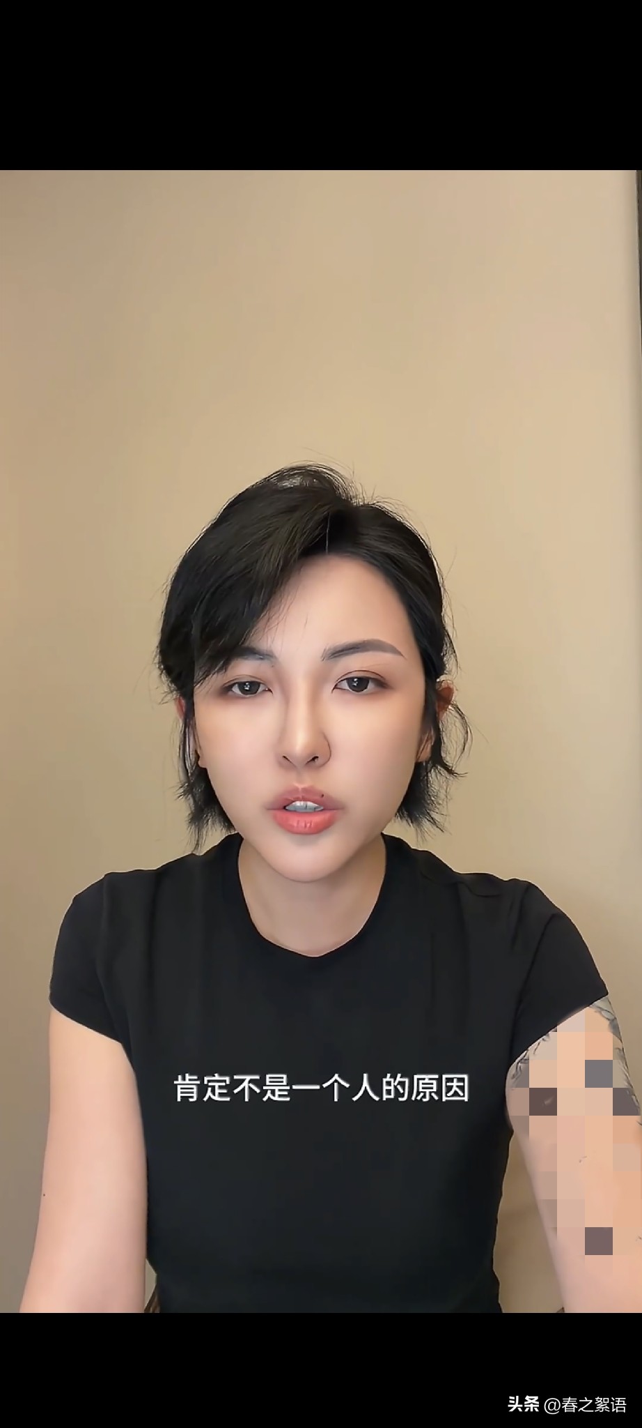 张凯毅的经历，
告诉所有女人一个道理，
和爱人分开不可怕，可怕的是在婚姻里不断消耗自己，丢失自我。
 
说起张凯毅，当初四斤黄金凤冠求婚事件，被全网刷屏，浪漫到不行，这份爱情真是让人人都羡慕啊。这也才两年吧，谁也没想到，她竟选择在哺乳期体面离婚！
 
她坦言高估了自己，低估柴米油盐，还说之前会刻意美