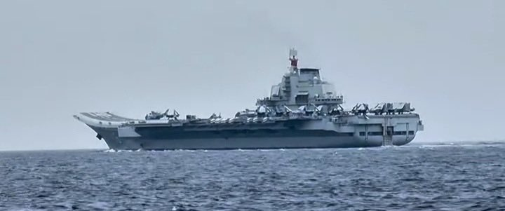 “出大事了！”中国海军辽宁号航母战斗群与075两栖攻击舰战斗群，一东一西同时逼近菲律宾！

当地时间2026年10月23日，辽宁号航母战斗群开到了巴西兰海峡附近，菲律宾媒体称，是菲律宾渔民先在苏禄海撞见了辽宁号，还拍下了航母的现场画面。照着这个航向走下去，辽宁号下一步就是穿进苏拉威西海。

这次消息