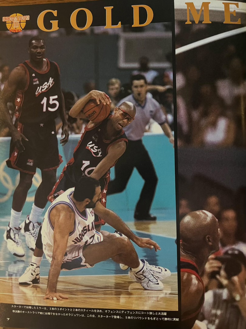 #履程鞋事[超话]# 1996年美国男篮“梦三队”杂志特刊，汇集了当时NBA最顶尖的巨星，目标直指金牌🥇

Images via delpieroso #陈玉婕任女篮世界杯队长# ​