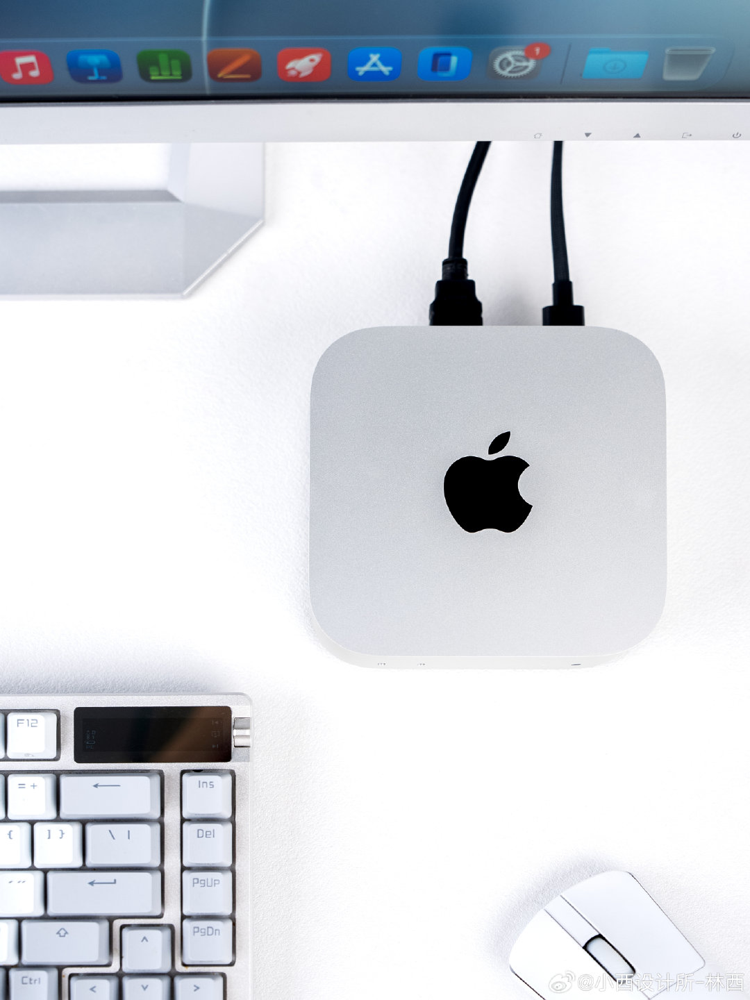 M6 #Macmini#  也用一阵子了。
越用越觉得这小机器有意思，平时就这么扔桌上，剪剪片、跑点本地 AI，
小小一块毫无存在感，但#苹果M6芯片# 真干起活来还挺猛。  
顺手拍了几张，还挺上镜的呢~ ​