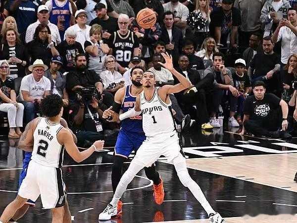 致命失误葬送全局！空砍29分9篮板，马刺总决赛0-2陷入绝境NBA总决...
