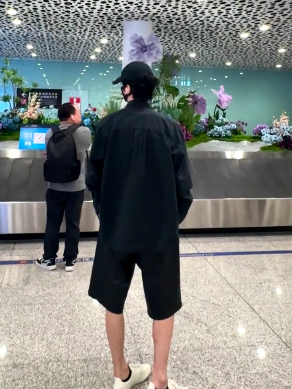 许凯在深圳宝安机场下机被网友偶遇认出，许凯特别有礼貌的打招呼并轻做“嘘”的动作，怕打扰到机场的路人，如此休闲宽松的衣服都不难看出他身材超好，不愧是深圳最有腔调的男人～ ​