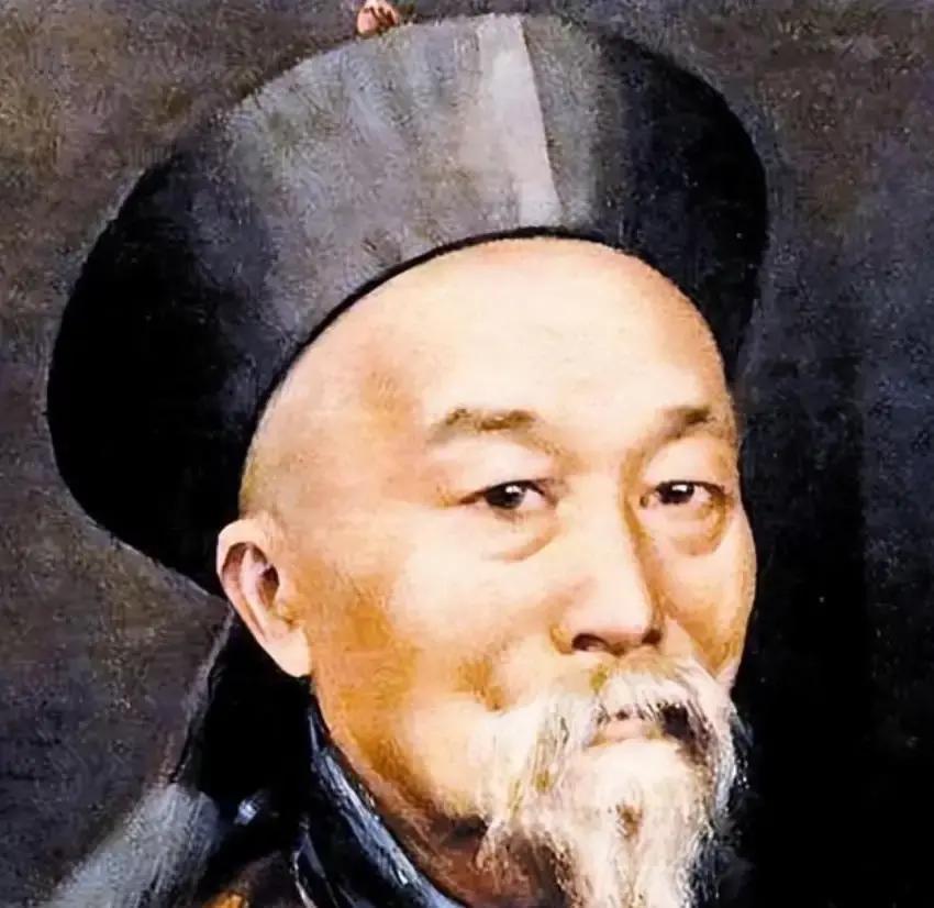 “给他们挂上去！”1958年，众人将李鸿章夫妇的尸体挂在拖拉机后面，在街上游行，让不少人震惊的是，李鸿章的墓中并没有奢侈的陪葬品，只有一个密封的小匣子十分引人注意……
 
拖拉机突突地响，在土路上颠簸。李鸿章的黄马褂很快沾满泥浆，一只鞋掉在了半路。人群跟着拖拉机慢慢走，没人说话，只听见引擎声。