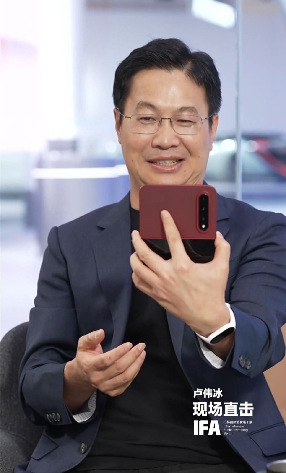 #卢伟冰称小米18Fold起售价过万#
卢伟冰透露小米18Fold起售价将要上万，万元价位引发网友热议。折叠屏价格持续走高，大家觉得这个定价，符合你心里的预期吗 ​