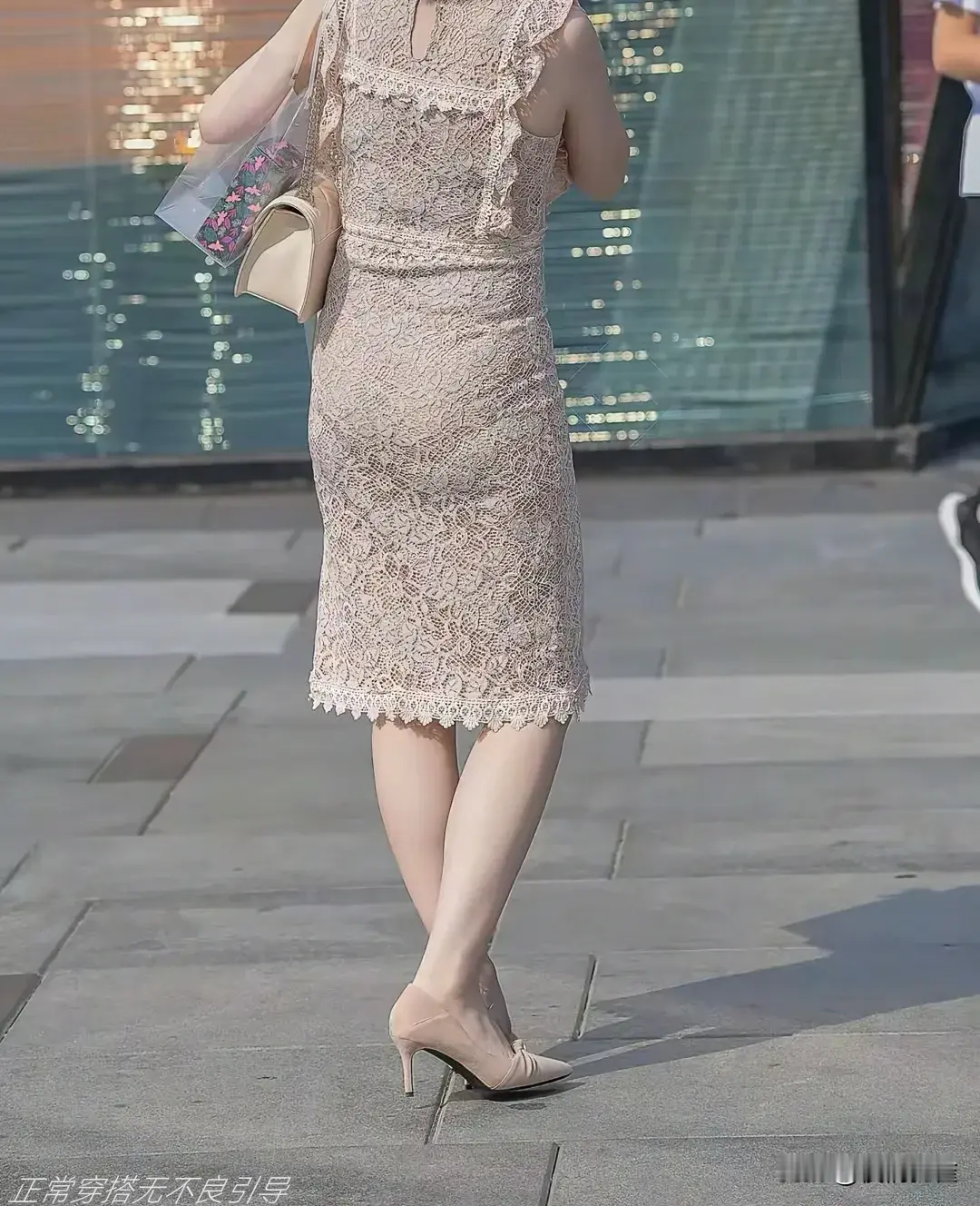 小姐姐穿蕾丝裙搭配冷白皮丝袜和小高跟鞋，这组合回头率绝对爆表！就像眼镜...
