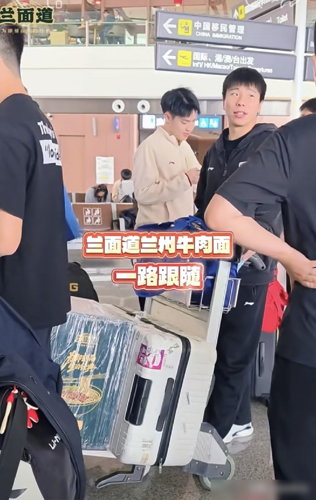 主力全歇了，俩主教练也没去。国乒这回去塔什干打亚锦赛，名单一出来，懂行的都倒吸一口凉气。
男团五个，林诗栋、温瑞博、周启豪、向鹏、黄友政。王楚钦、梁靖崑一个没带。林诗栋原本报四项，医疗组一评估，直接砍到只剩男团男双，单打和混双全撤了。
女线蒯曼挑大梁，身兼团体、单打、双打三项。王艺迪、陈熠、石洵