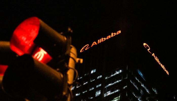 科技产业动态综述：AI资本加码、系统权限争议、CSGO服务赛道迎来合规升级
 
行业前沿速览：2026互联网与游戏服务生态多重变革纪实
 
一、800亿港元资本落地，阿里全力推进AI全产业链升级布局
 
今年8月下旬，阿里巴巴官宣新一轮重磅资本运作方案，正式推出规模高达800亿港元的新股配售计划，专项面向境 ​