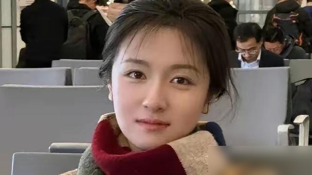李兰迪这姑娘，戏是一点没糊弄，人愣是没爆。
《千夜奇谭》路透出来，演丞相府大小姐，跟何与站一块儿，CP感直接拉满。评论区都在问，这脸这演技，怎么就没成顶流？
翻她履历，部部拿得出手，95花里论台词论眼神，她排前面。别人靠绯闻上热搜，她靠“跟杨紫因为团购洗发水认识”上话题。
就这路子，太素了。