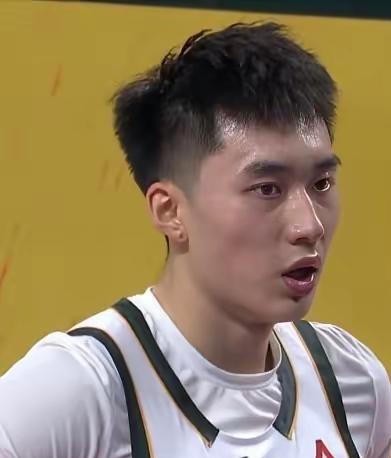 辽宁男篮打完青岛这轮比赛，最让人睡不着觉的不是外援多神，而是段睿骐那张防守网。一个20岁的二年级后卫，出场21分钟，7投3中，账面上只有7分3助攻2抢断。可就是这7分的人，末节把韦瑟斯庞防到1投0中，换防约克之后，约克连续4次出手被干扰。乌戈赛后开口点名表扬的，除了库珀，念叨最多的就是段睿骐。
一千