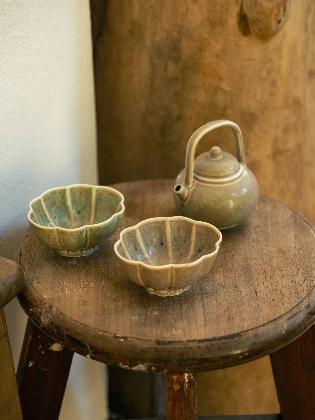 老木头衬器皿，越看越有味道