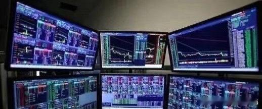 08月23日人气个股技术面点评推演
 
1.协鑫能科：缩量阴跌下行通道未破，主力持续流出，14元弱支撑，反弹无量则继续探底。
 
2.士兰微：放量涨停突破均线密集区，MACD红柱放大，功率半导体驱动，看涨停后承接力度。
 
3.通鼎互联：高位放量涨停换手超30%，一年涨近三倍，多空分歧剧烈，追高需防变脸。
  ​