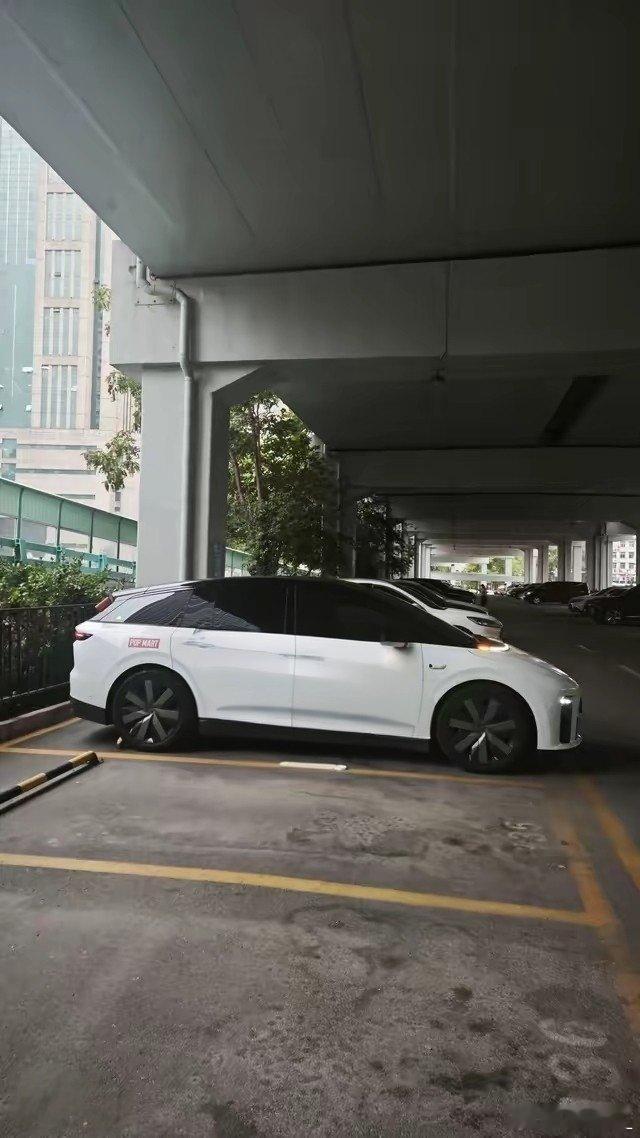 理想i6为啥卖得好？开完我就懂了

1️⃣ 车机真的丝滑
这玩意儿天天用，理想这套系统用顺手了，别的车机真看不上。流畅、聪明，升级还勤快。车友圈里那句话虽然有点飘，但真不是吹——“车机只有理想和其他”。不信你去店里划拉两下，手感骗不了人。

2️⃣ 智驾不要钱
高速NOA跑长途太省心了，堵车的 ​
