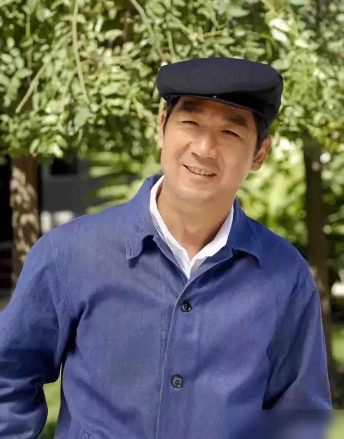 51岁演20岁，张国立跟全剧组提了一个硬性要求：都别喊张老师，喊小兄弟。
2007年拍《金婚》，他顶着一脸褶子扮青年佟志。化妆一遍遍往嫩里修，他嫌不像，说关键不在皮。他就认一个信字，自己先信了，旁人才信。
如今70岁演《我的后半生》，一头白发，眼神一收，那股知识分子劲儿又回来了。跟张丰毅同框，一
