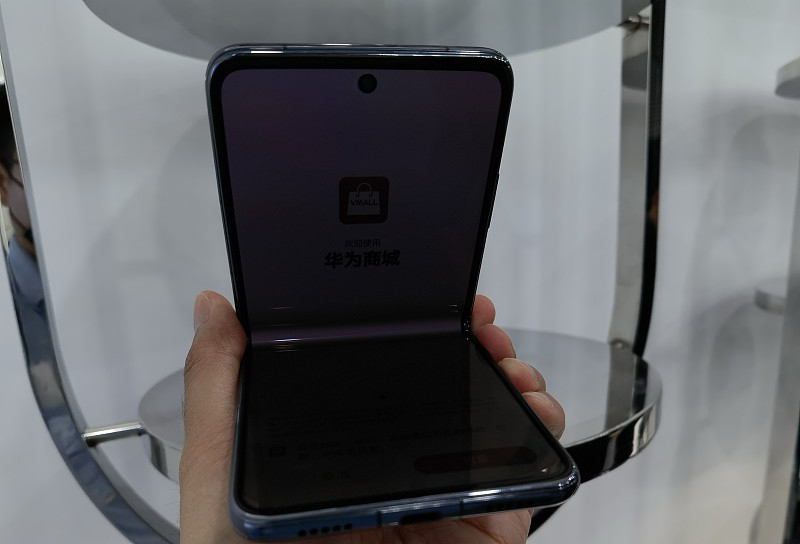 华为三折叠屏手机，重新定义高端旗舰形态
华为三折叠量产落地，倒逼行业技术迭代升级
三折叠体验两极分化，定位精准不讨好路人
作为全球首个实现三折叠屏大规模商用的品牌，华为推出的两代三折叠机型，近两年始终是国内高端数码圈最受关注的产品之一，它的实际价值远不止炫技这么简单。