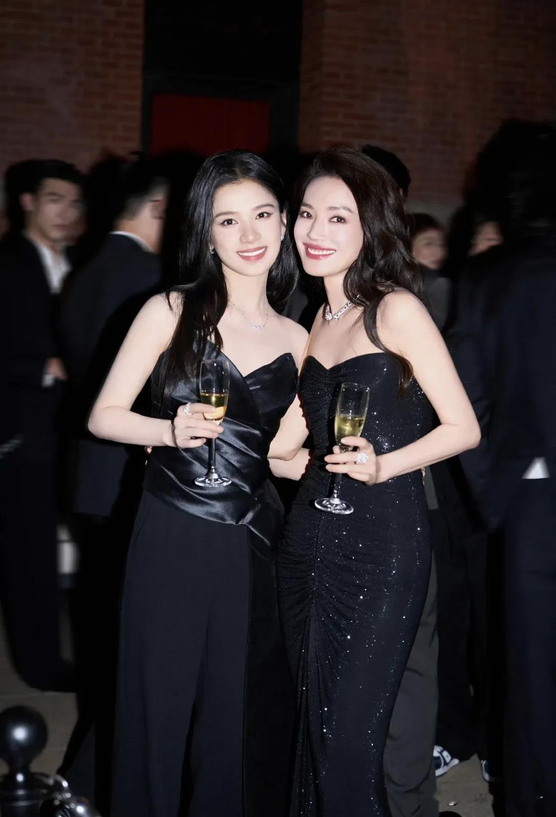 左边是张婧仪，1999年出生，身高168cm。
右边是舒淇，1976年出生，身高168cm。
两人惊艳亮相卡地亚活动晚宴。
张婧仪身穿缎面抹胸搭配阔腿西裤，摩登干练！
舒淇身穿黑色抹胸长裙，优雅从容！
两代女星同框，有没有惊艳到你呢？