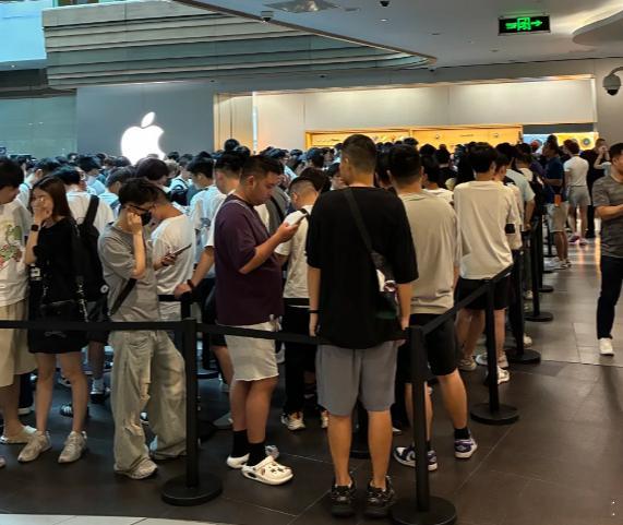 这几天的消费市场，有一条信息值得读三遍。
苹果新机iPhone，第一次跑到一个以服饰为主的平台上开预售。关键词是首次。懂行的都知道，苹果的渠道策略历来保守，新品基本只走官网、直营店和少数头部电商，价格节奏卡得极严，几乎从不破例。
而今年，它破例了。
市场也给了回应。今年以来，苹果在这个平 ​