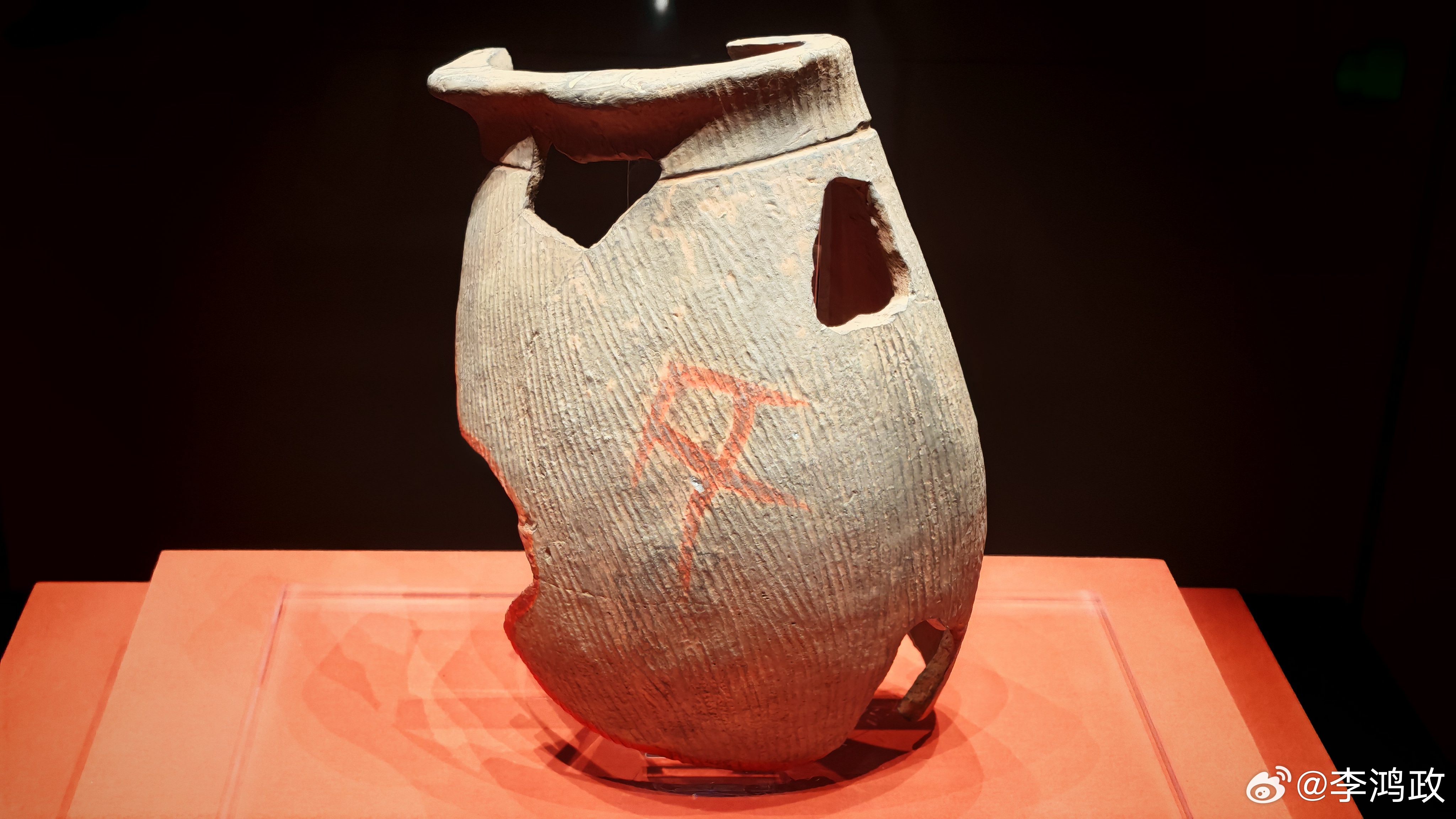 陶寺遗址里面这个红色符号，大家认为是什么字？[哈哈]  你看我们真实的...