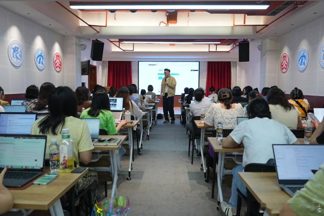 【自贸她创｜吃透Workbuddy Skill用法，赋能职场女性解锁AI办公创作新动能】
职场女性如何借助AI工具简化重复工作，实现办公创作效率跨越式提升？8月22日，省妇联打造的“自贸她创·女性AI学习圈”职场女性进阶第四课在龙华区新阳教育总部如期开讲。本次课程以吃透Workbuddy Skill用法、掌握AI高效办公 ​