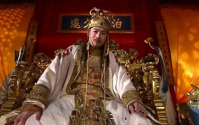 明朝最勤政的皇帝，日夜操劳拼命补窟窿，最终却落得国破自缢的结局。
 
朱由检，崇祯帝，明朝末代皇帝。登基之初便铲除魏忠贤阉党，立志挽救危局。他勤于朝政，几乎无休，节俭自律，从不耽于享乐，像一名不停救火的队员，四处应对内乱与外患。
 
奈何积弊早已深入骨髓，天灾连年，关外后金虎视眈眈，内部农民起义此起