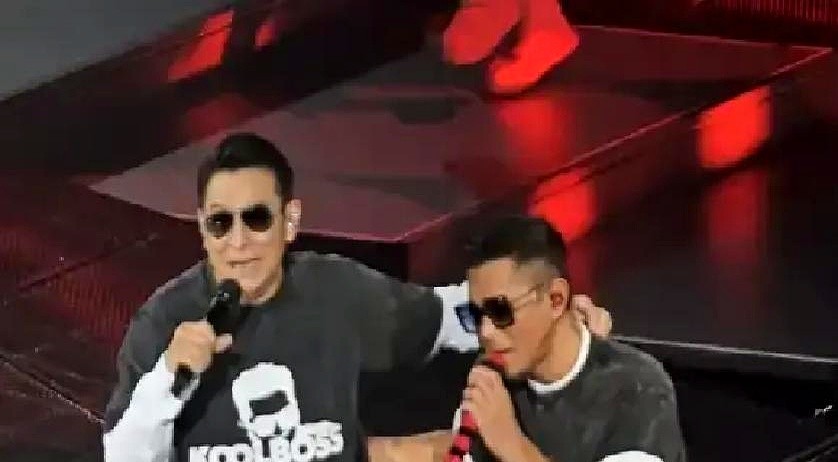 红馆演唱会台上，古天乐突然对着刘德华单膝跪下。

这是古天乐演唱会的最后一场，压轴嘉宾请来了刘德华。两人合唱《独自去偷欢》时，古天乐全程紧紧跟在刘德华身旁，连连道谢，动作里全是不加掩饰的敬意。

有人看了觉得古天乐在自己的主场姿态放得太低。其实把时间往回拨到1999年，两人拍《龙在边缘》。那时候刘德
