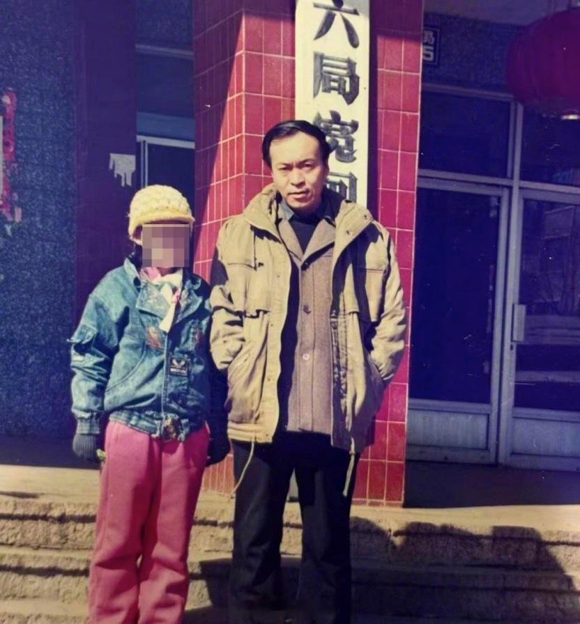 #丹东公安今年已破获3起26年以上命案积案#【辽宁25年前一处长遭枪击悬案重启调查，丹东公安今年已破获3起26年以上命案积案】一桩发生在25年前辽宁丹东的公职人员被枪击悬案，在沉寂四分之一个世纪后，终于迎来侦破曙光。
2026年7月，当年遭到枪击的中国水利水电第六工程局宽甸基地管理处处长姜代斌的家 ​