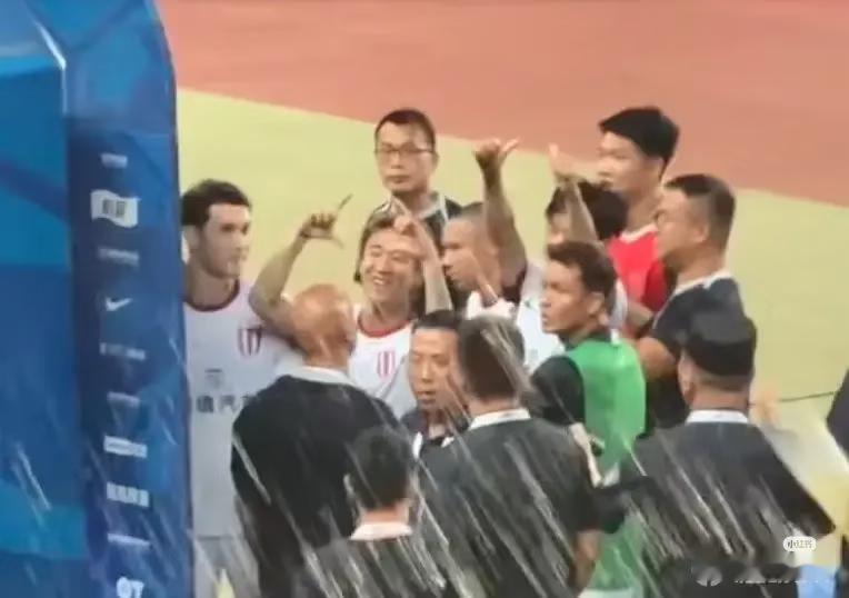 成都的韦世豪在河南的主场赛后做了一个手势，这个很不应该，你是代表成都去河南踢比赛的啊，还是中国国家队的球员，相信韦世豪之后想入选国家队很难了，因为他的举动根本不配国家队的球员，相信足协的处罚单已经在路上了。